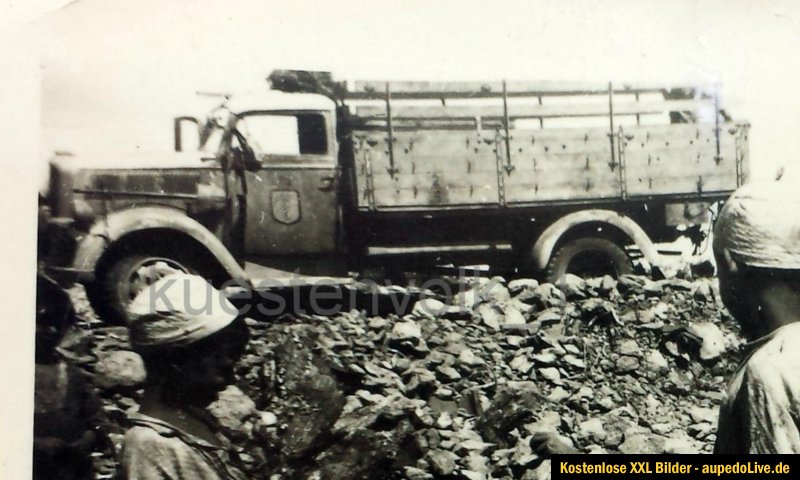 Orig. Foto 2.WK Südfront Kinder raufen LKW Staff