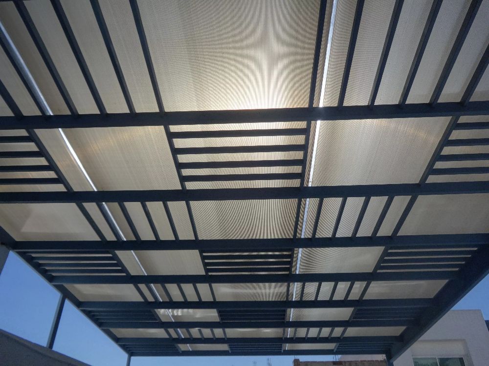 برجولة مع سقف مائل