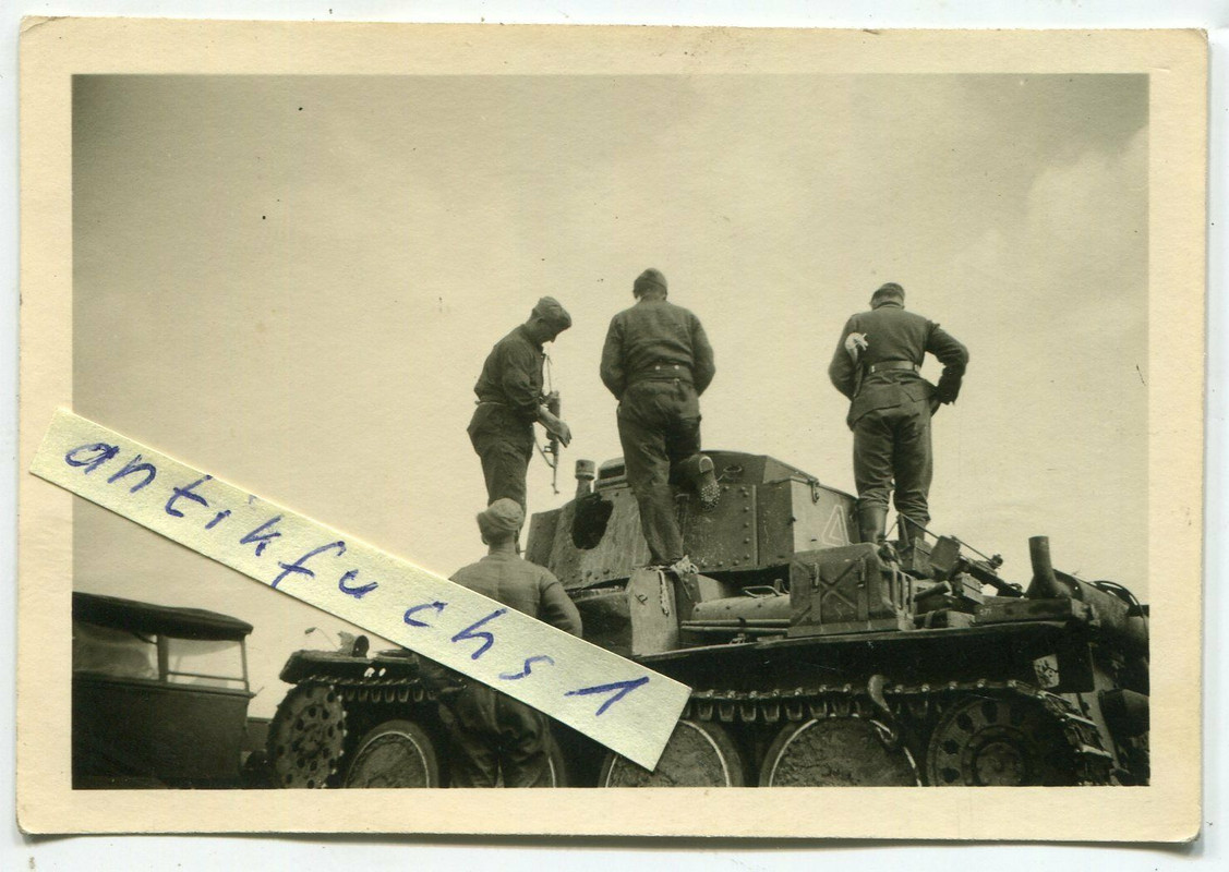 WH-Soldat mit Mpi-40 auf Panzer mit Kennzahl 411 u.Turmtreffer in Rußland