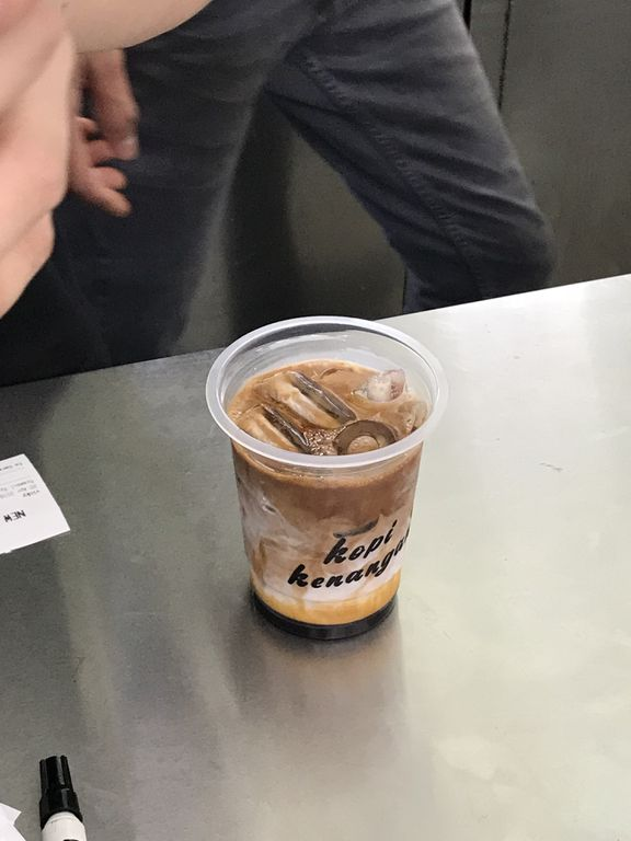 Pelanggan dengan kopi