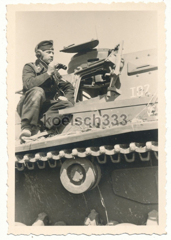 Foto Panzerkommandant mit Funk Kopfhörern und Fe