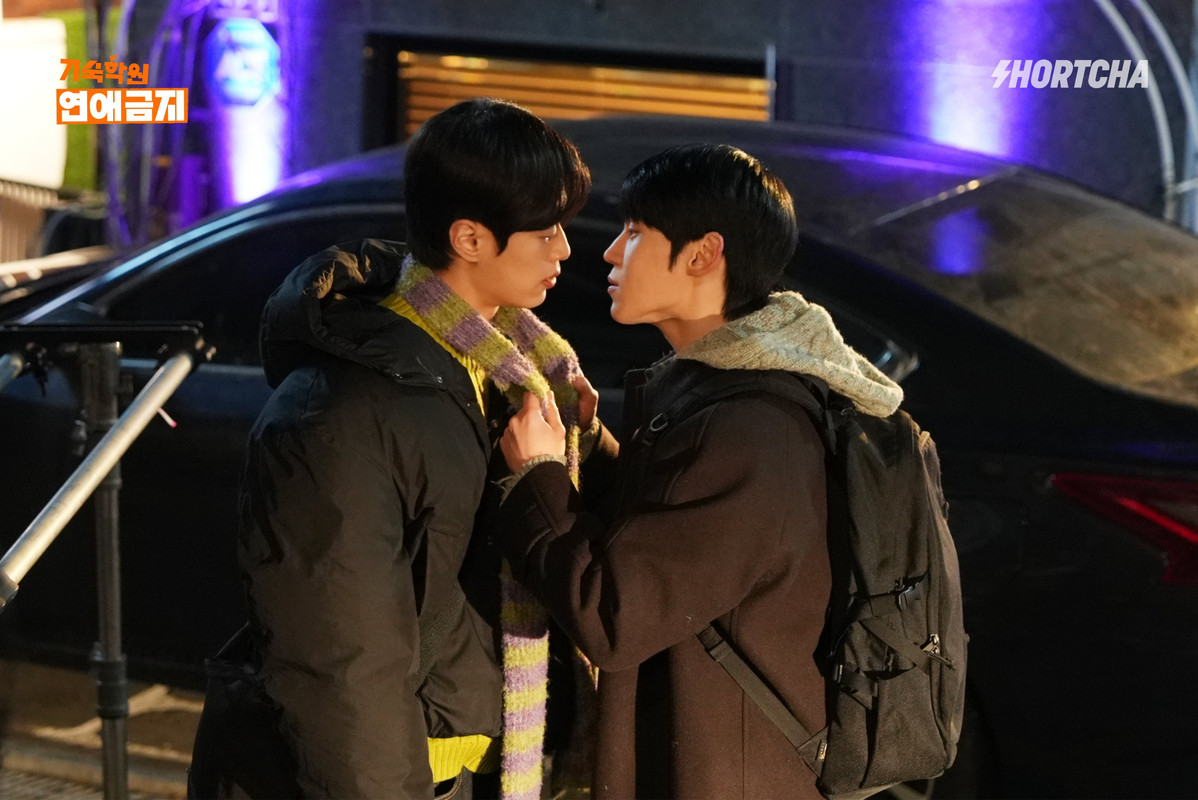 No-Dating-at-Boarding-School-3