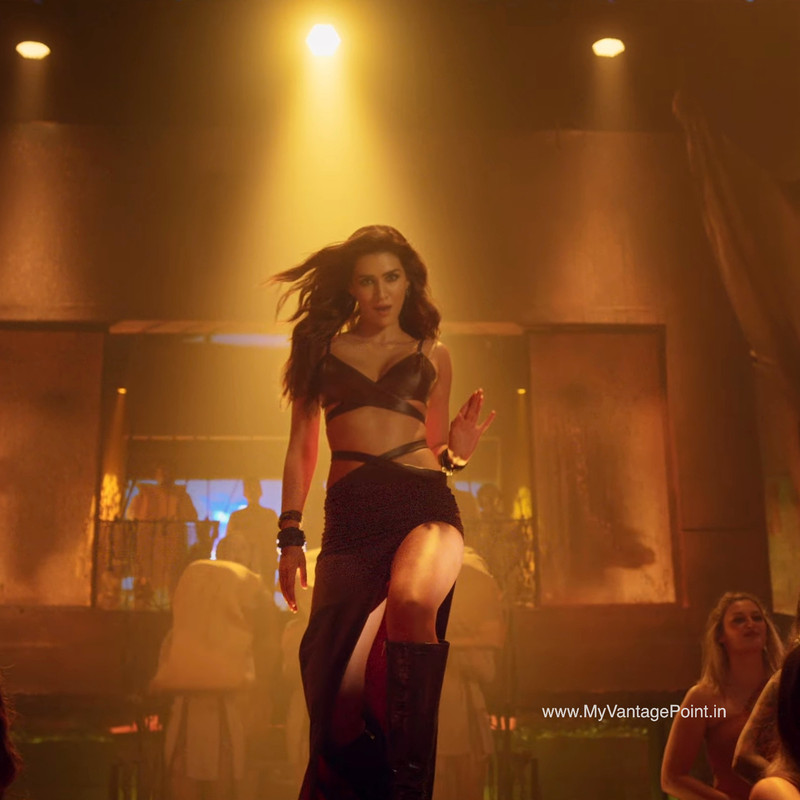 hot-kriti-sanon-hot-in-hum-aaye-hai-song-from-ganapath-movie