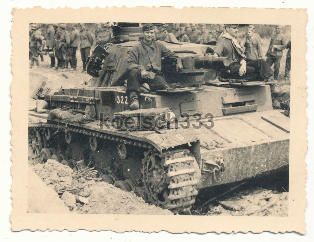Foto Panzermänner auf Panzer IV Kampfwagen Nr. 322 Wehrmacht Tan