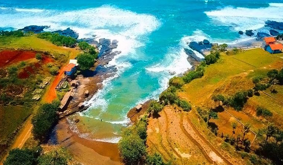 Misteri dan Keindahan Pantai Cicalobak, Surga Tersembunyi di Selatan Garut!