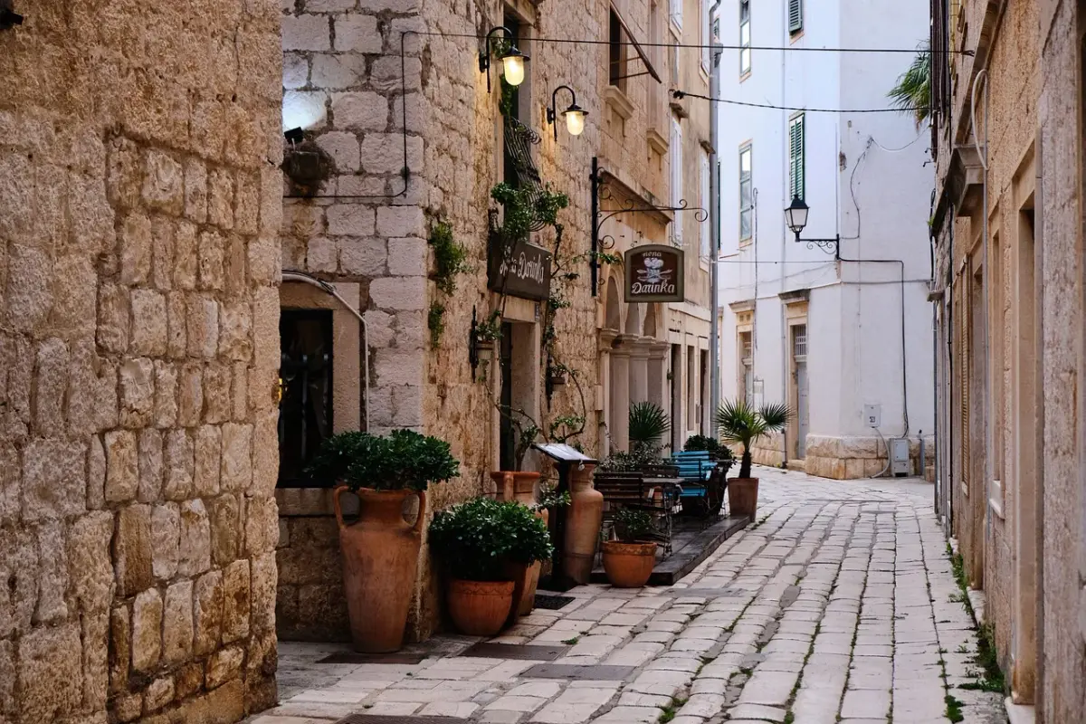 brown-street-croatia-6099209-1280.webp