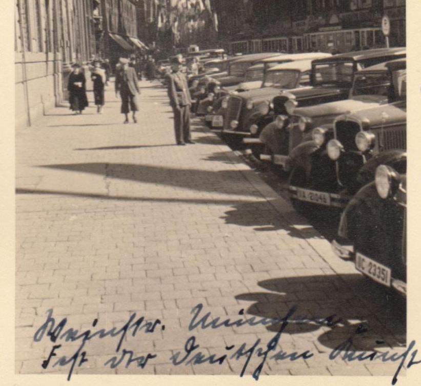 München Fest in München Strasse mit Autos Nummer