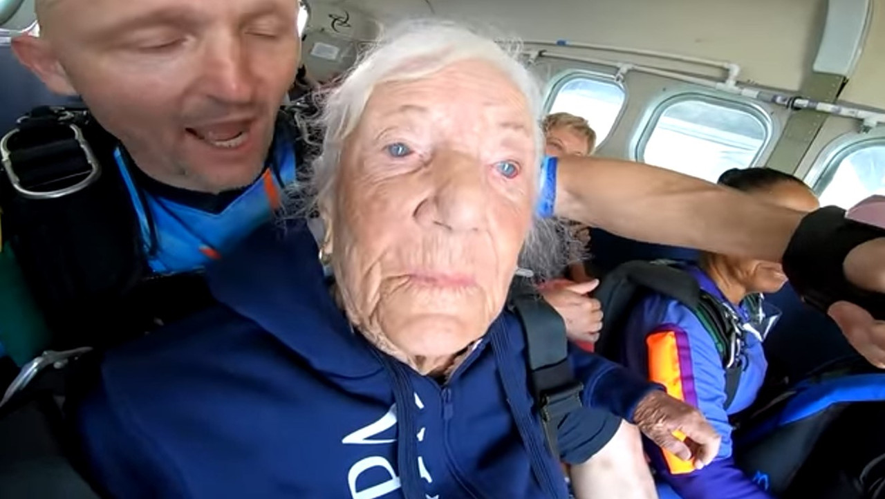 ¿Por qué una abuela de la Segunda Guerra Mundial se lanza de paracaídas?