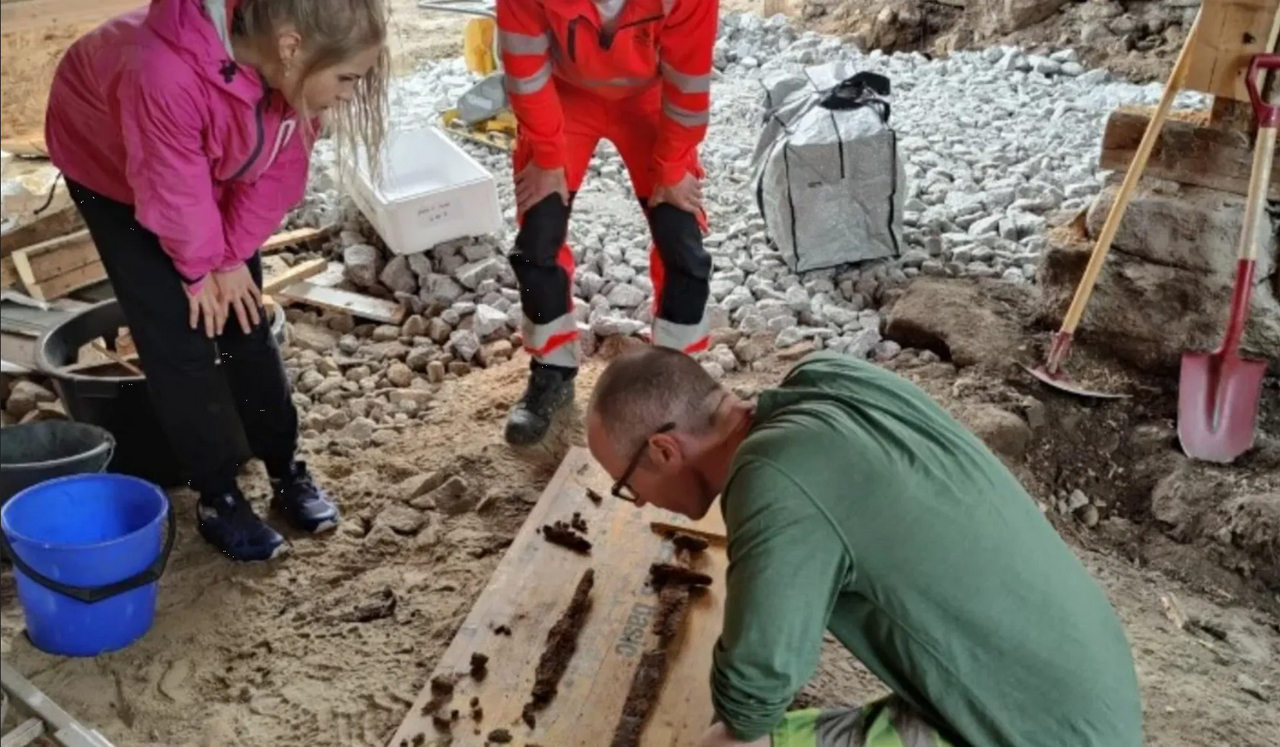 Familia descubre una tumba y joyas vikingas en el patio de su casa