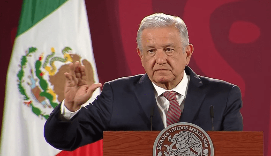 Identifican a AMLO en un vuelo, le piden saludos y fotos