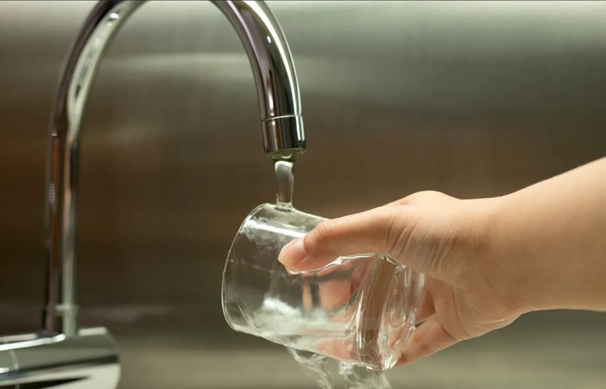 Elimina el olor a huevo de los vasos con este efectivo truco de limpieza