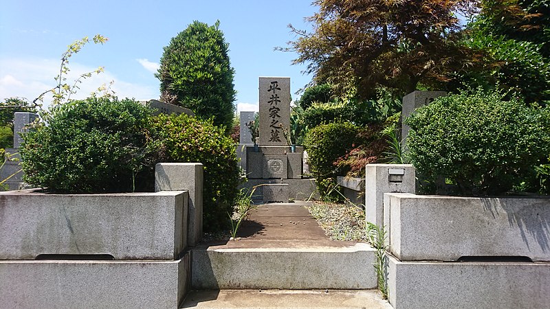 800px-Grave-of-Ranpo-Edogawa