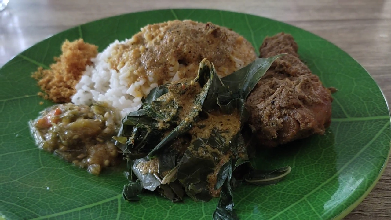Satu porsi menu rendang ayam di Pondok Salero, tempat makan siang enak di Lamongan.