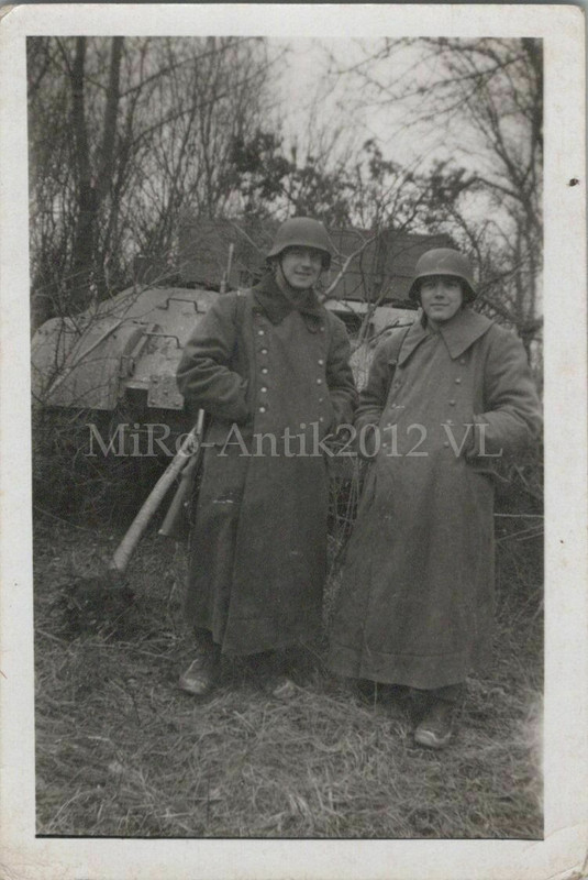 Foto, Panzer-Rgt. 35, Panzermänner mit Stahlhelm vor Panzer,