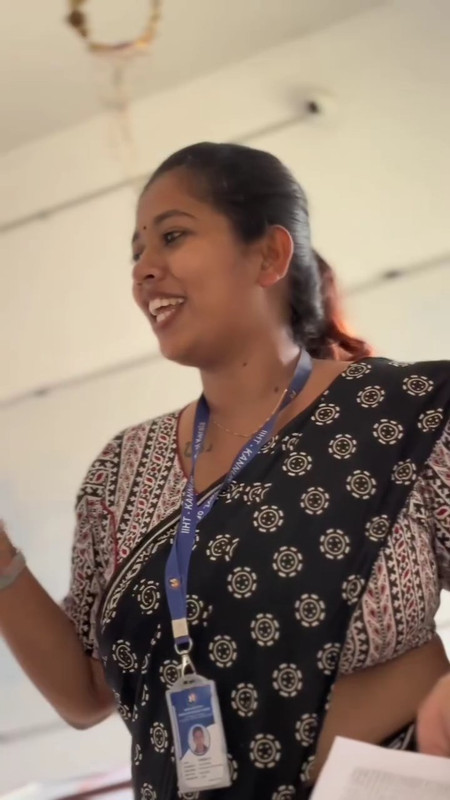 Hot teacher huge boobs and tummy in black saree.mp4_snapshot_00.08.040