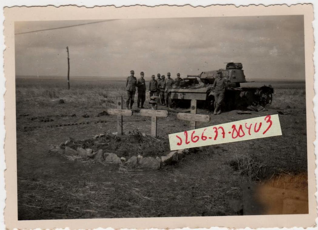 Wehrmacht Panzer mit Mörservolltreffer und Gräbe