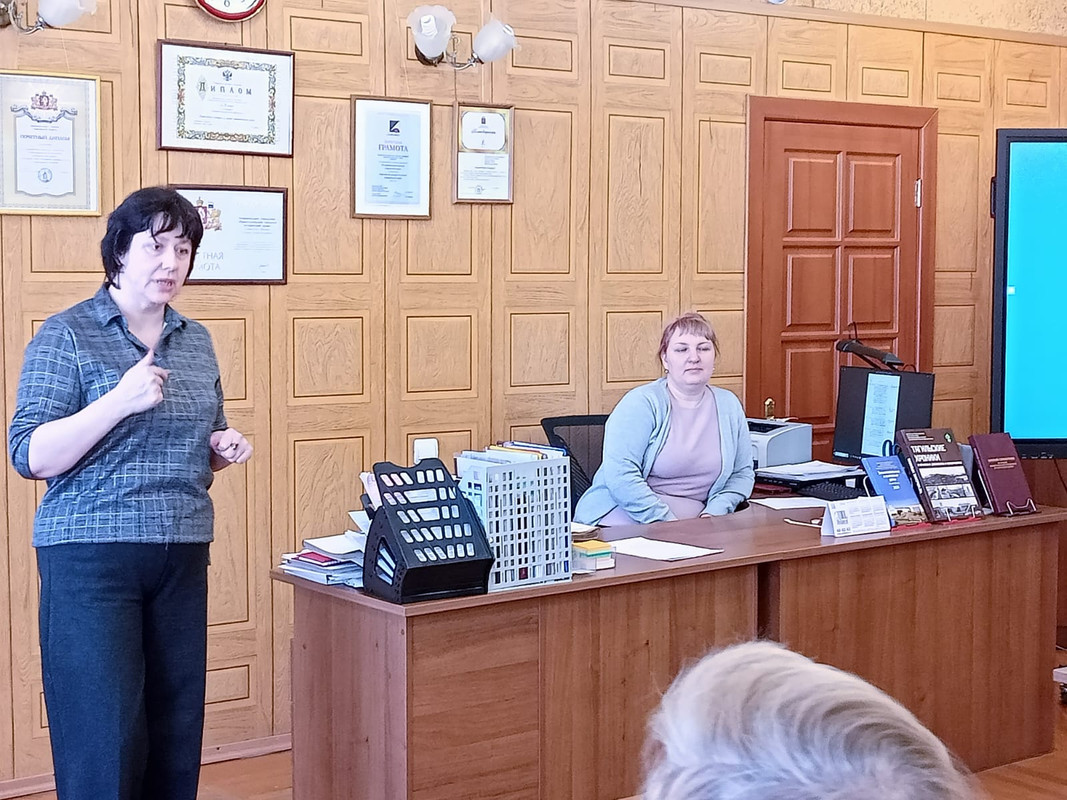 В.Е. Лаврова знакомит родоведов с методикой работы в архиве