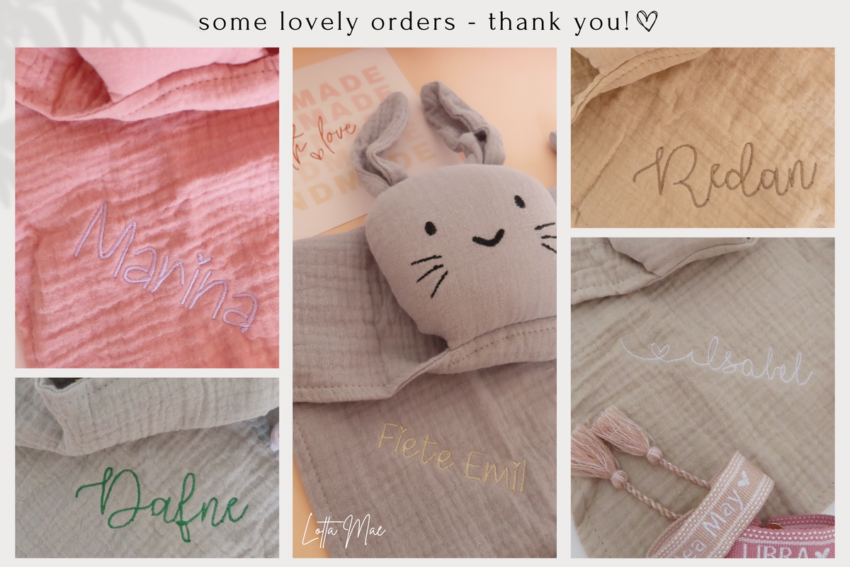 Este peluche de conejito está hecho del algodón muselina 100% más suave, por lo que es perfecto para acurrucarlo y llevarlo contigo. ¡Seguro que se convertirá en el compañero favorito de tu hijo! Además, este peluche tiene un toque especial: puede bordar el nombre o la palabra que desee para hacerlo aún más especial. Perfecto para un baby shower o un regalo de Pascua, este peluche de conejito le aportará años de confort y recuerdos. Con su lujoso tejido, su nombre bordado y su dulce diseño de conejito, este arrullo se convertirá en el compañero favorito de su hijo. 

Además, es lavable a máquina y fácil de cuidar, lo que lo convierte en el compañero perfecto para llevar a todas partes. Su pequeño no querrá soltarlo nunca. Consigue hoy mismo un peluche Bunny Cuddle Cloth y deja que tu hijo se acurruque con su nuevo mejor amigo.