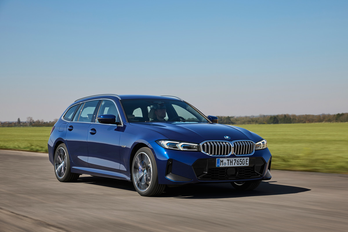 P90462517_highRes_the-new-bmw-330e-tou