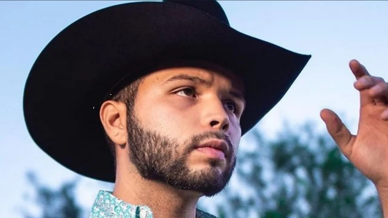 Tras escándalos de su familia, captan a Leonardo Aguilar cantando en las calles