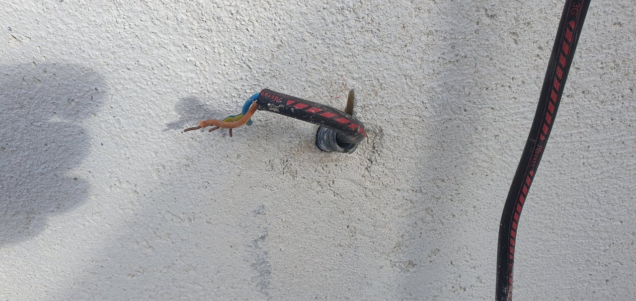 https://i.postimg.cc/yxz1MBZw/Sortie-mur.jpg