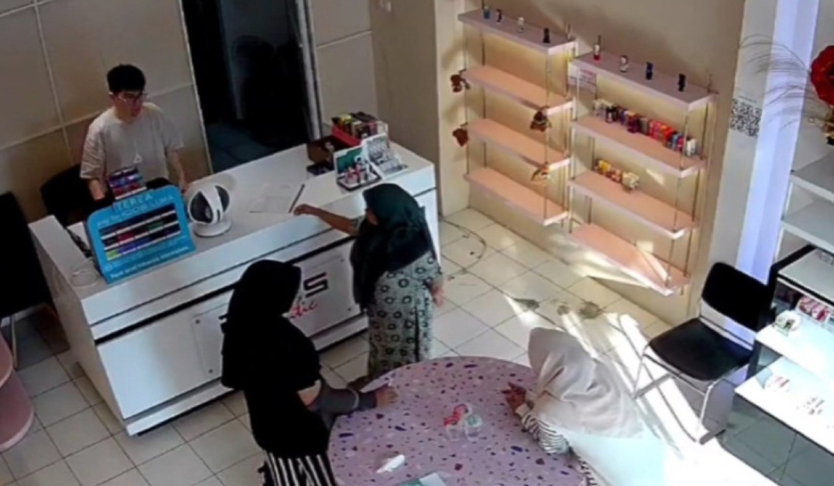 Modus Agustusan! Emak-Emak di Surabaya Palak Toko, Aksinya Bikin Geleng-Geleng!