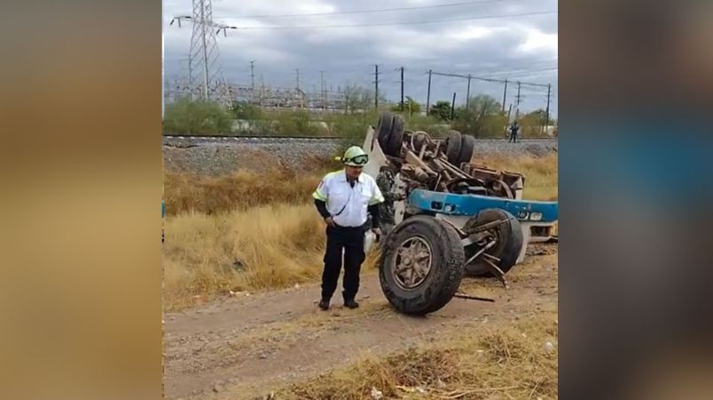 Aparatoso accidente en Cajeme: Conductor de camión pierde el control y sale de la México 15