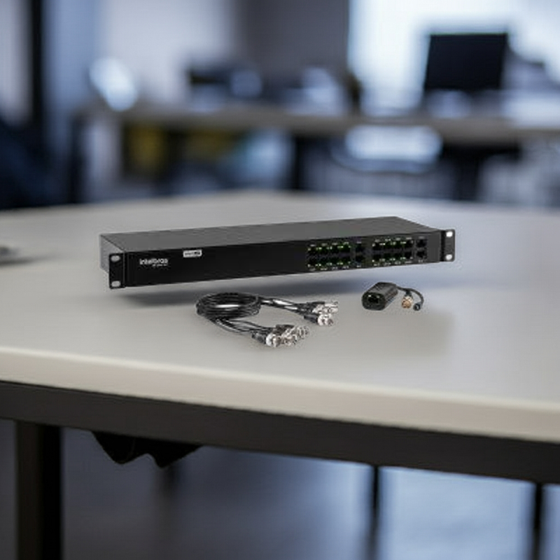 Power Balun Intelbras 16 canais instalado em um rack de servidor