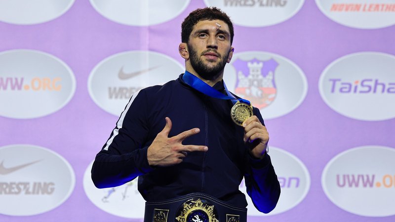 Олимпийският шампион по борба иска да прави пари в UFC