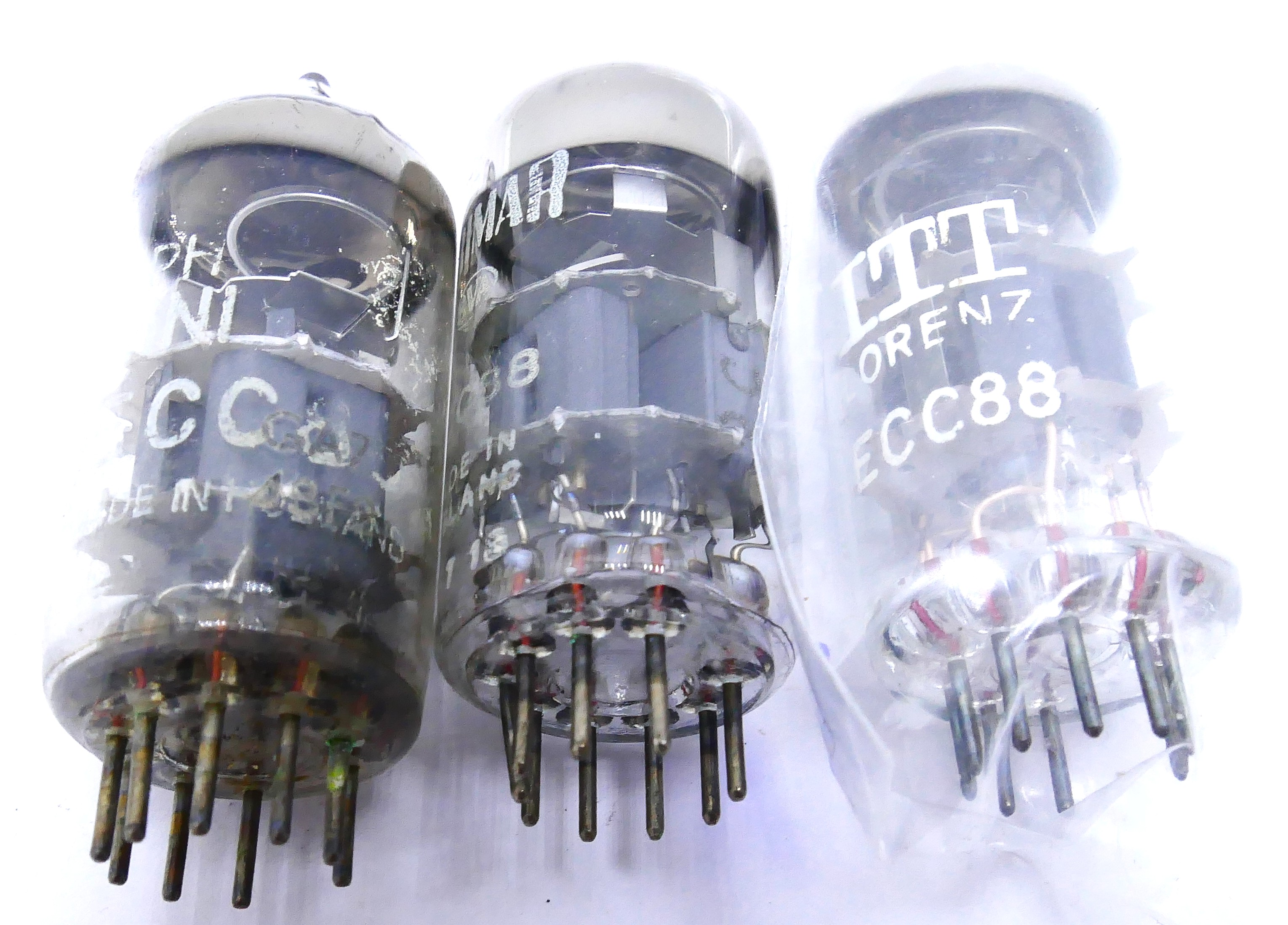 ECC88 Röhren Set Nahaufnahme Pins und Sockel