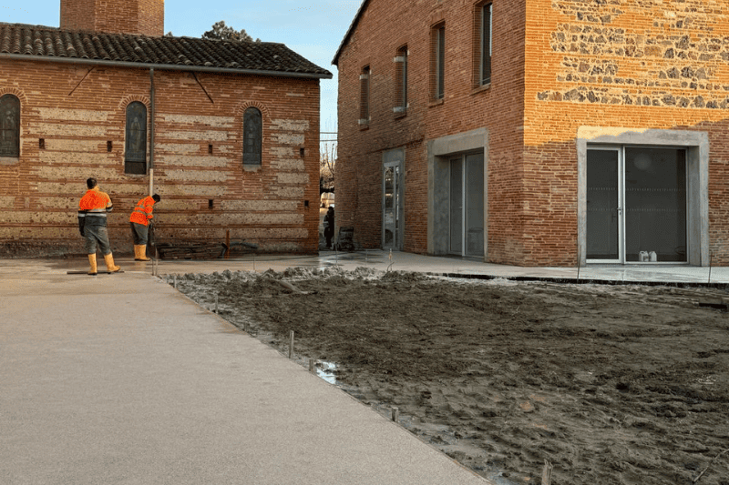 Dallage en béton désactivé de 13 cm d'épaisseur sur 300 m²