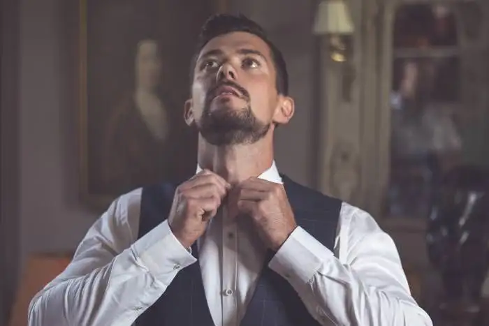boutonnage-chemise-blanche-homme-costume-mariage
