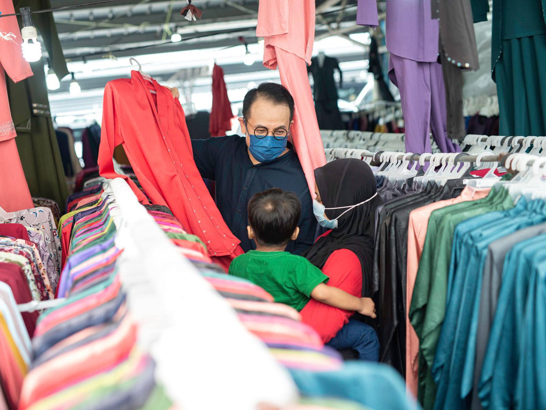 Steve membelikan baju untuk <a href='https://manado.tribunnews.com/tag/puan-ros' title='Puan Ros'>Puan Ros</a> dan anak-anaknya