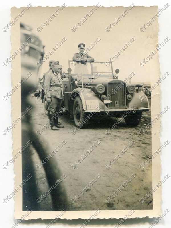 Foto, Wehrmacht, General im Kübelwagen mit Stand