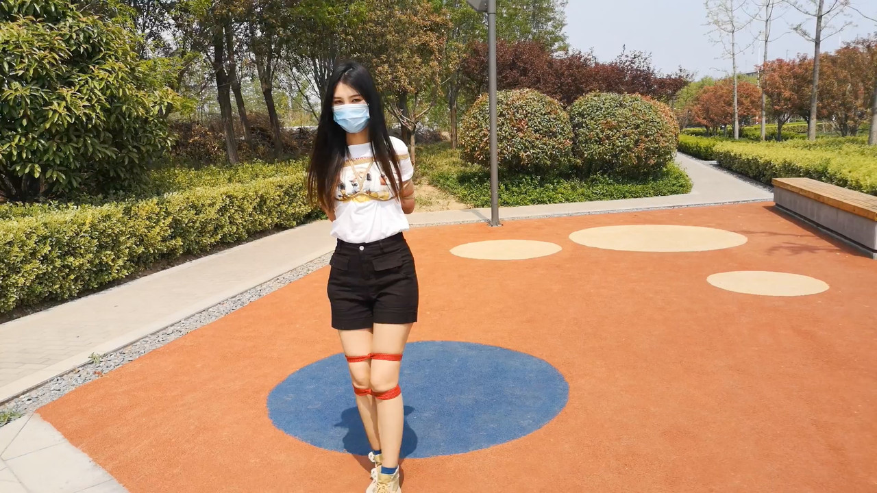束缘阁 1米75 的长腿模特珍珍 马路旁边公园里的捆绑.mp4_20200418_102529.040