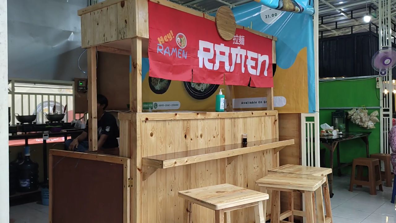 Gerai Hey Ramen, tempat makan ramen khas Jepang ala kaki lima di Lamongan yang terkenal punya rasa autentik namun harganya cukup ramah di kantong.