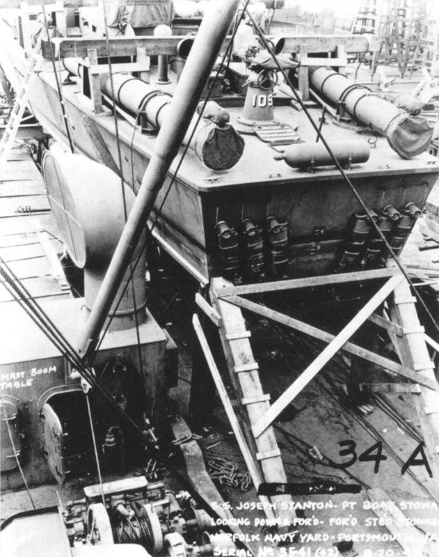 La PT-109, a bordo del Joseph Stanton en Norfolk para su traslado al Pacífico La PT-109, a bordo del Joseph Stanton en Norfolk para su traslado al Pacífico