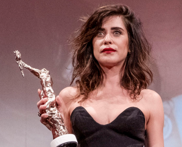 “ME APASIONA MI TRABAJO”, COMENTA MARÍA LEÓN AL RECIBIR EL PREMIO LUZ EN HUELVA
