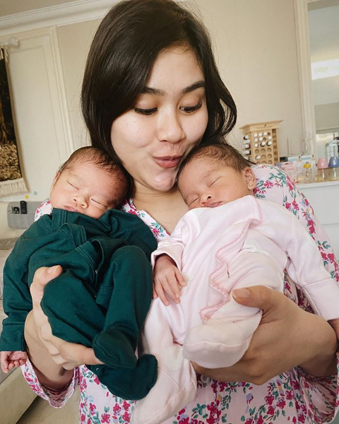 Syahnaz dengan anak kembarnya, Zayn dan Zunaira