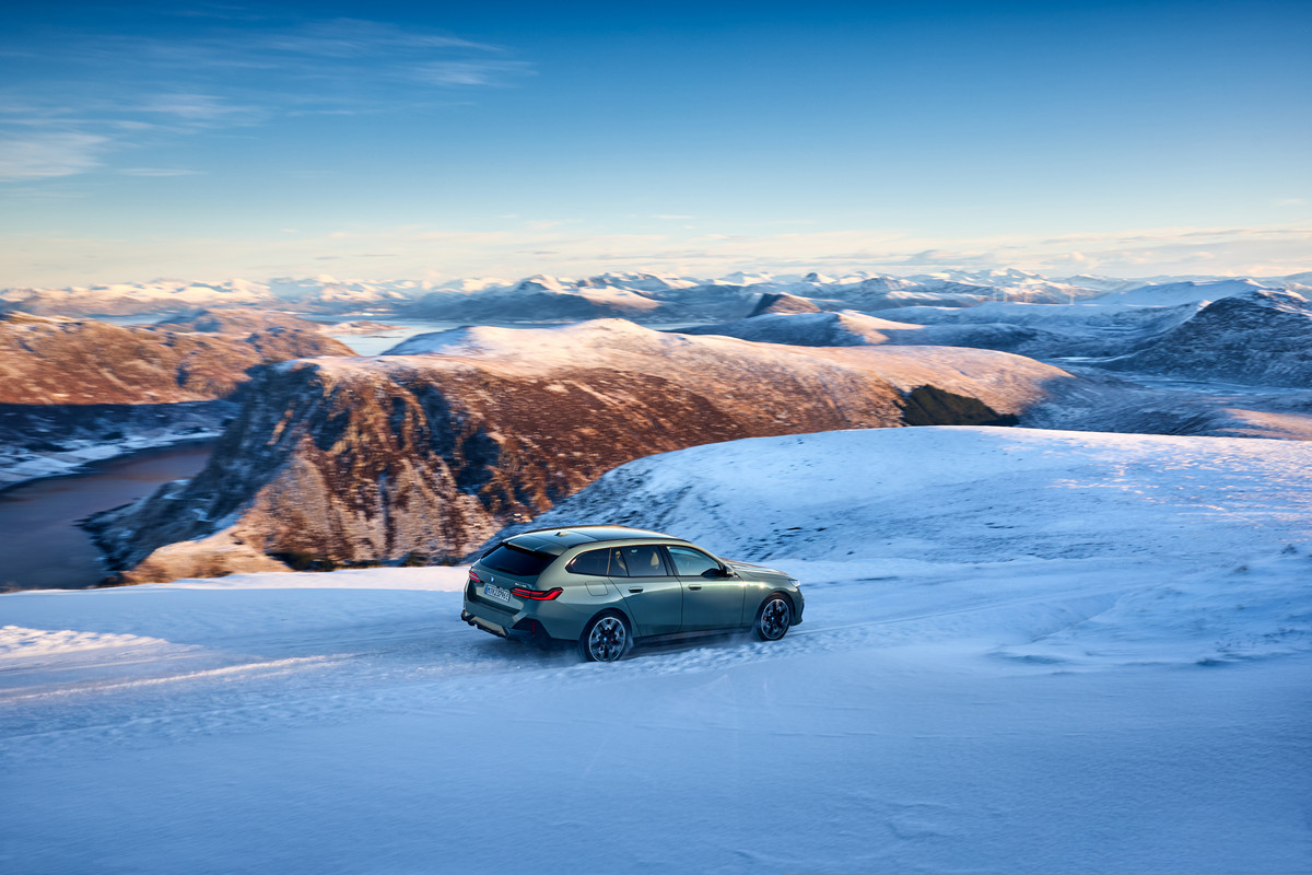 P90537296_highRes_the-new-bmw-i5-edriv