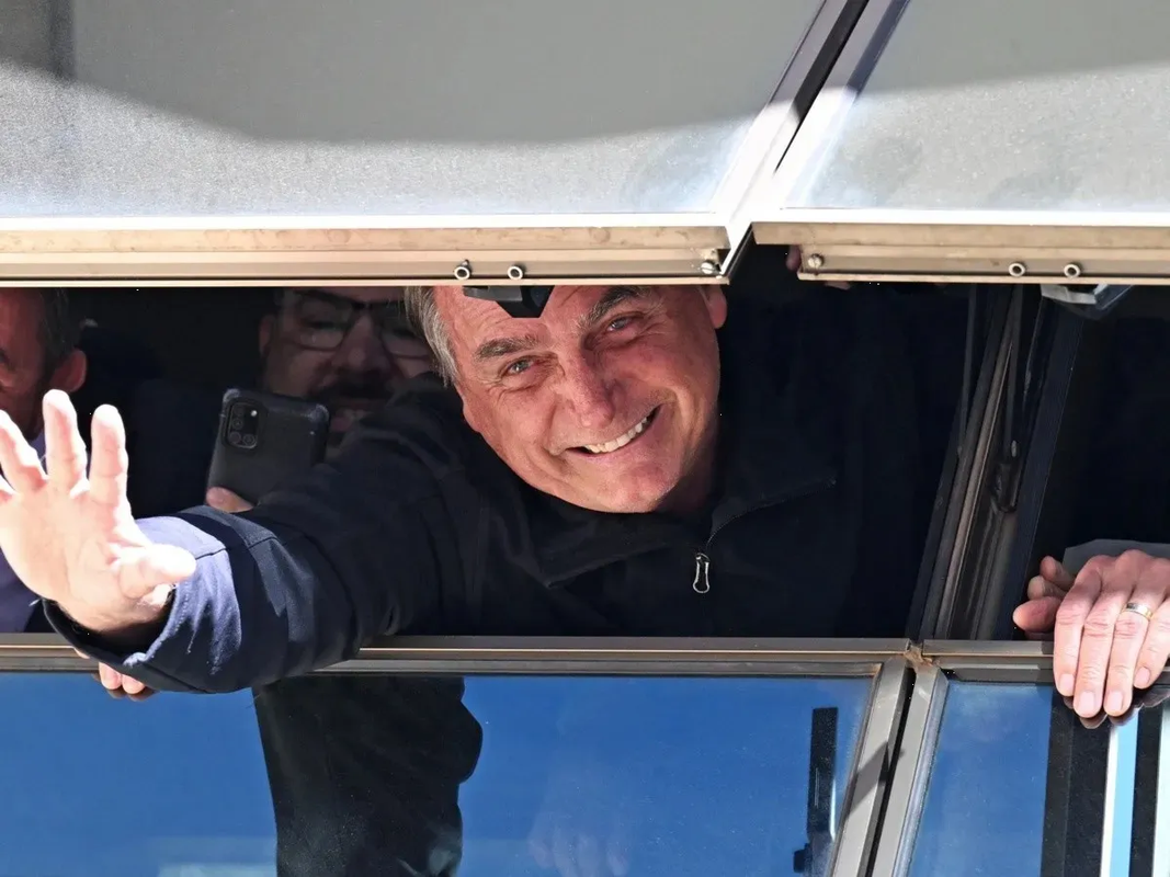 Bolsonaro regresa a Brasil con una advertencia a Lula