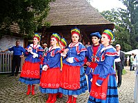 Apresentação cultural de dança folclórica polonesa no Paraná