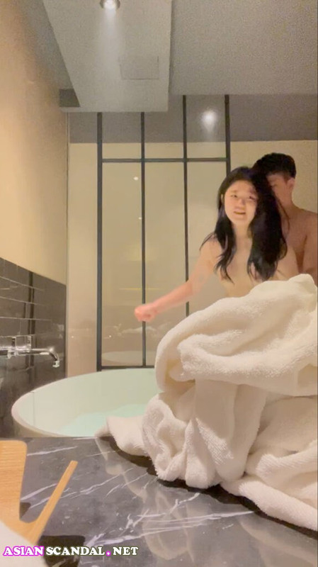 新鲜情侣的浴缸性爱