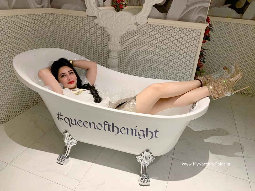 hd-phtoo-of-maanyata-dutt-lying-in-tub-with-heels