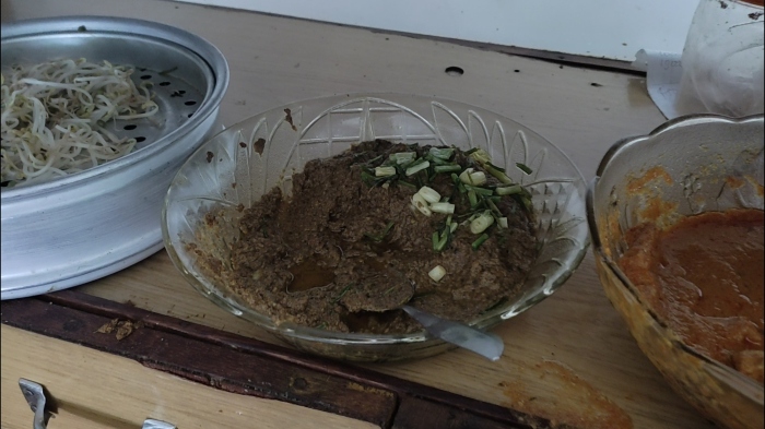 Bumu letok untuk sajian nasi letok Bu Layem Lamongan.