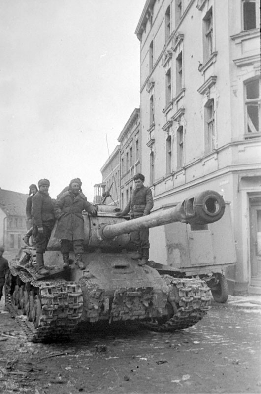 Советский тяжелый танк на улице города Штаргард