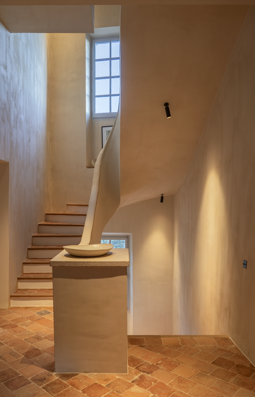 Detail of a staircase in a single-family home with architectural lighting and precise orientation