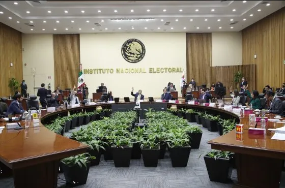 Presentan renuncias funcionarios clave del INE