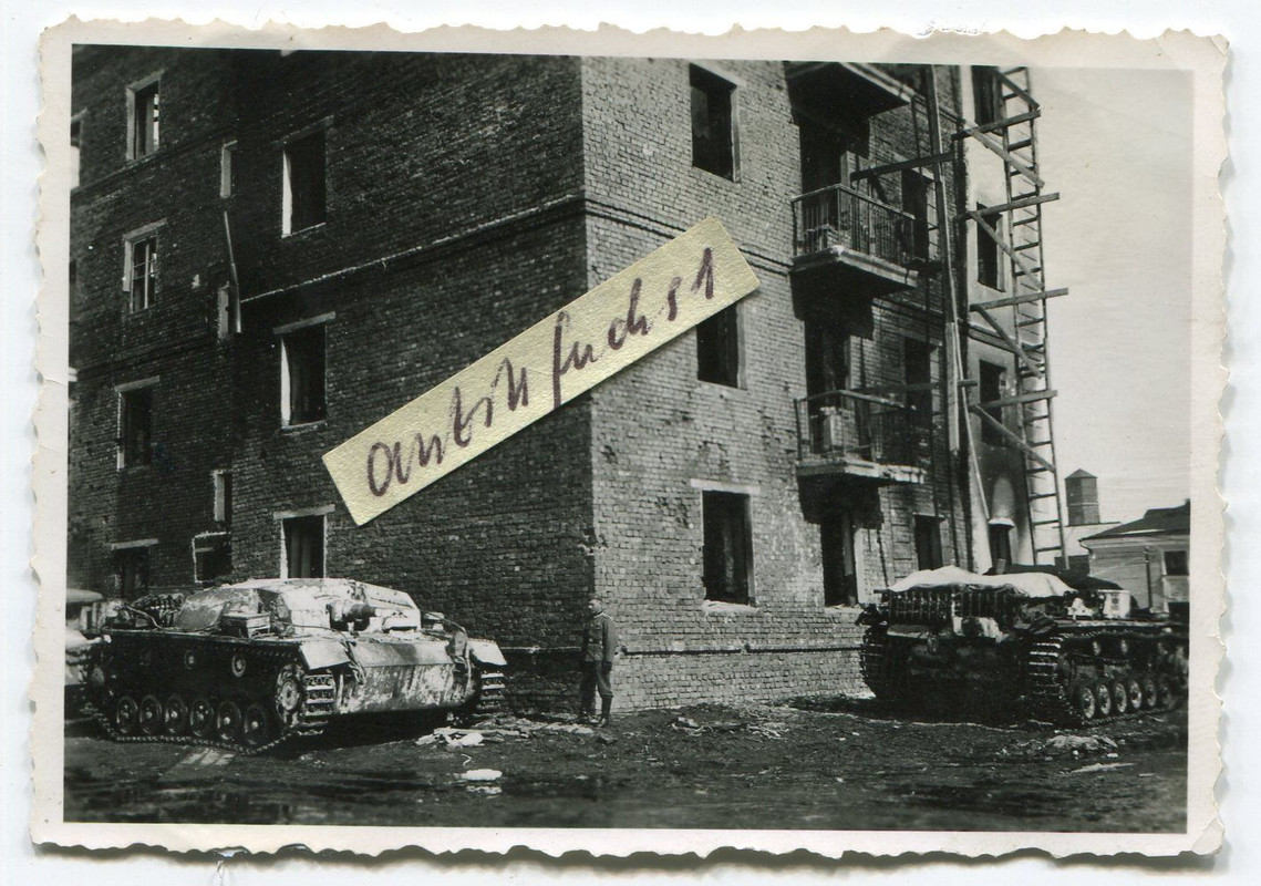 2 Panzer Sturmgeschütze in zerstörter Stadt in R