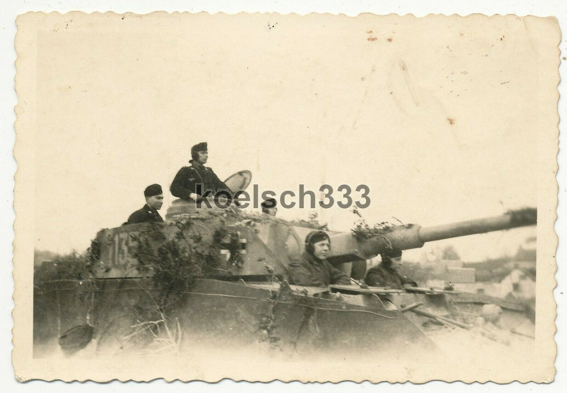 Foto Panzermänner mit Panzer IV in der Normandie Frankreich 1944 - 2. Pz. Div. !